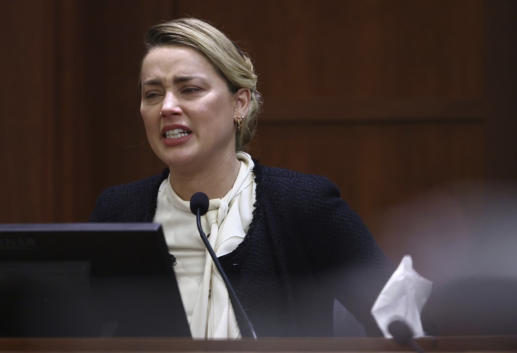 Amber Heard khóc khi nhớ lại lời cầu hôn của Johnny Depp: Cảm thấy như cô gái may mắn nhất thế giới - Ảnh 1. Amber Heard khóc khi nhớ lại lời cầu hôn của Johnny Depp: Cảm thấy như cô gái may mắn nhất thế giới - Ảnh 1.