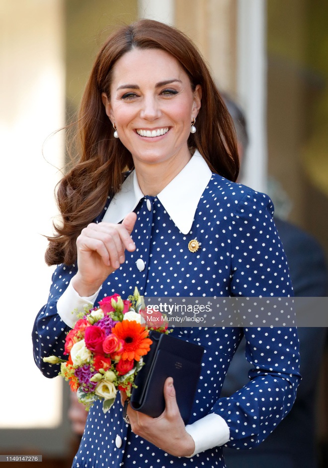 Kate Middleton often wears a bag on the left and this is the reason - Photo 2.