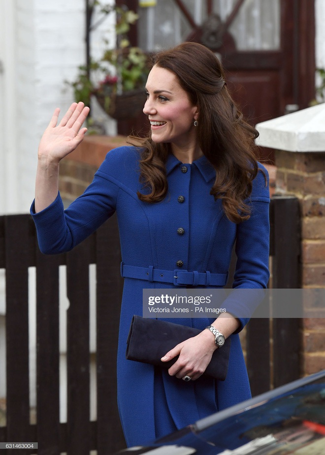 Kate Middleton often wears a bag on the left and this is the reason - Photo 2.