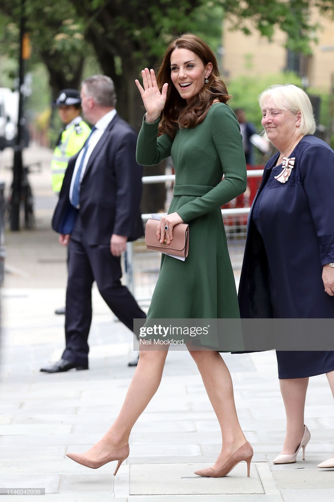 Kate Middleton often wears the left bag and this is the reason - Photo 4.