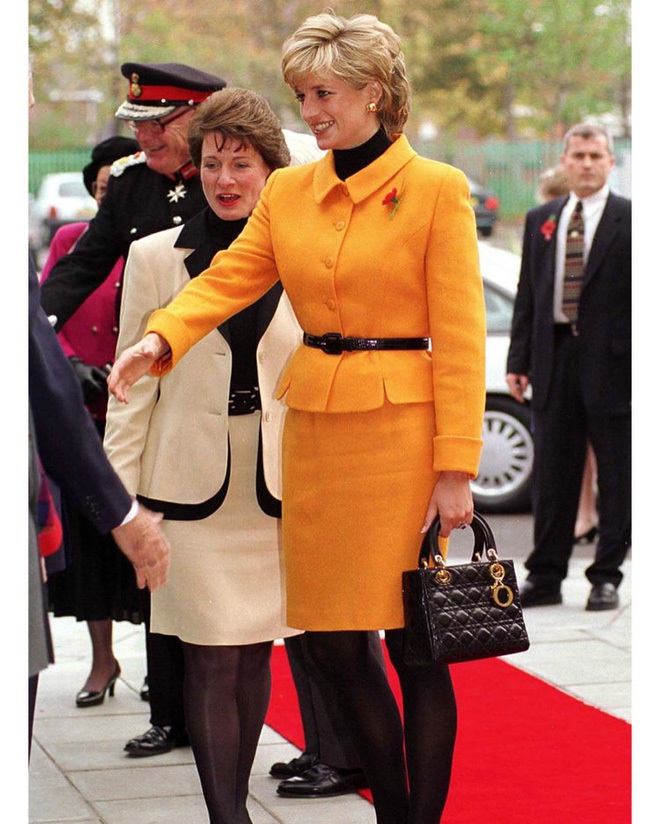 Kate Middleton thường xuyên đeo túi bên trái và đây là lý do - Ảnh 3.