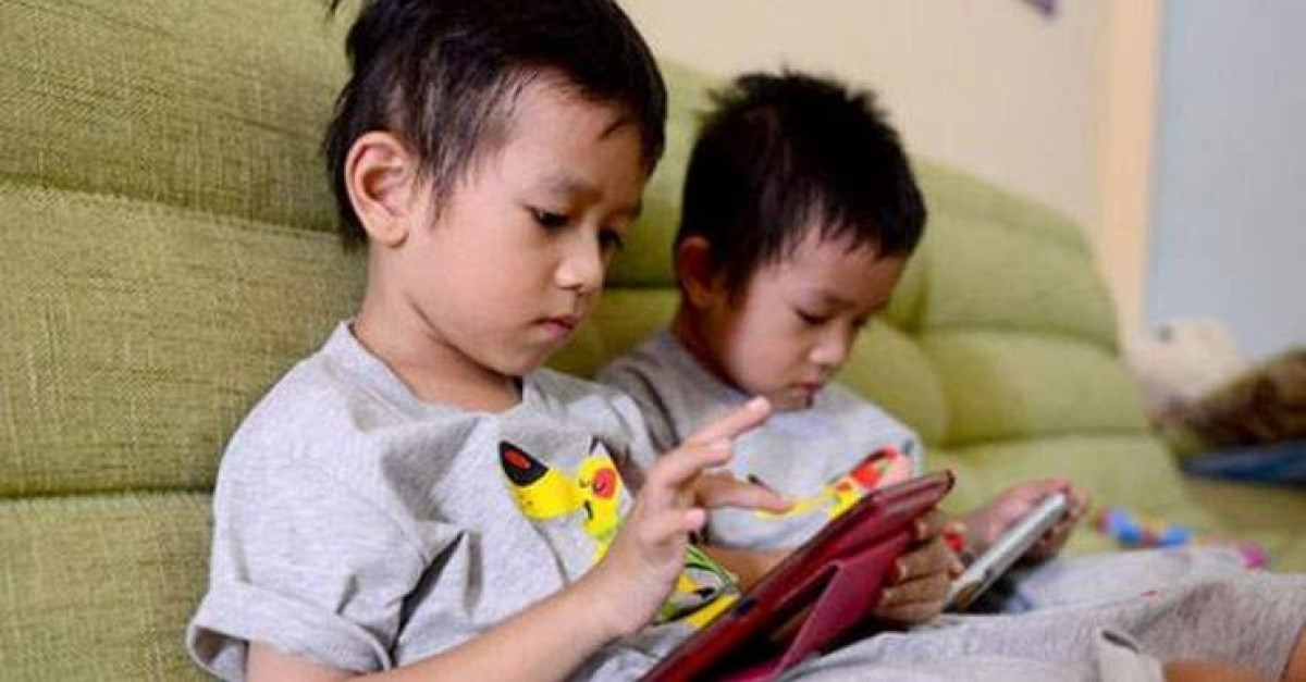 Ngoài cận thị, trẻ dùng điện thoại quá nhiều dễ mắc căn bệnh đáng sợ này