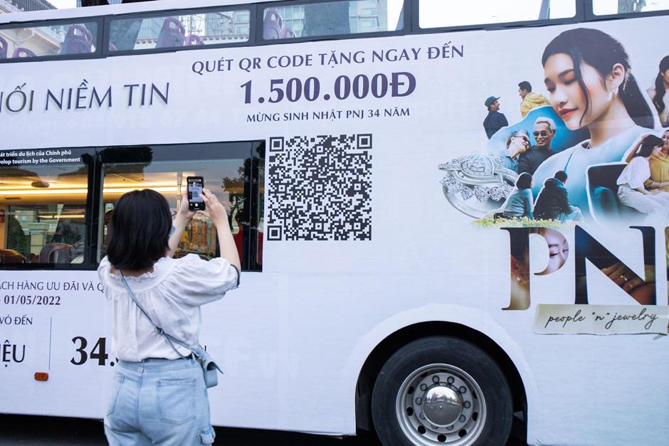 Lắng đọng cảm xúc trên chuyến xe bus đặc biệt đầu tiên của nàng công sở - Ảnh 1.