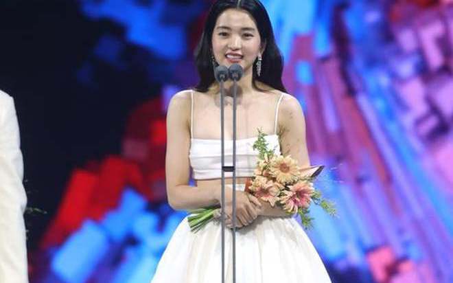 Netizen Trung tố Kim Tae Ri mặc váy fake tại Baeksang 2022