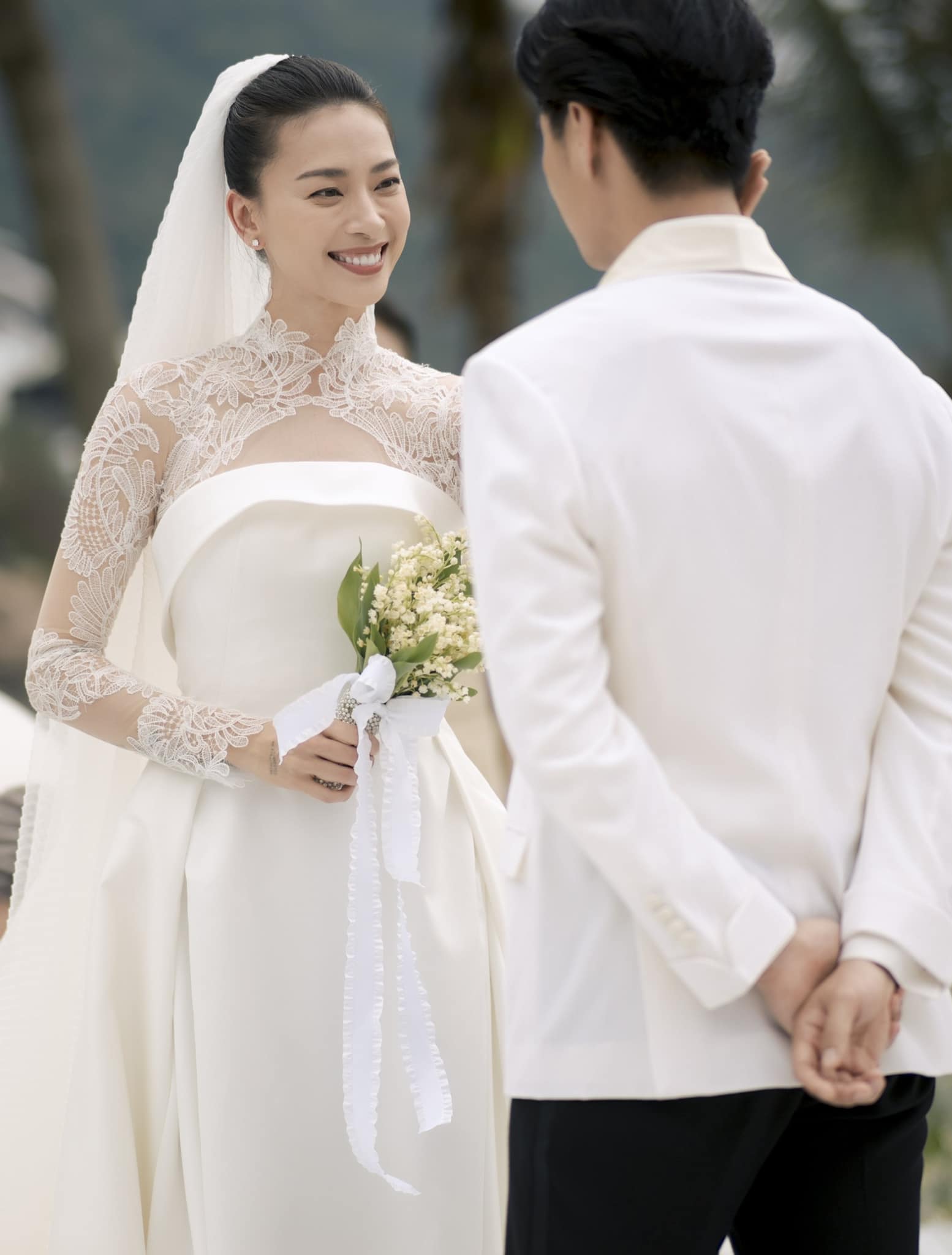 Close-up of Ngo Thanh Van's wedding dress: The head is lovely but luxurious, the second is as gorgeous as a princess, costing nearly 600 million - Photo 2.