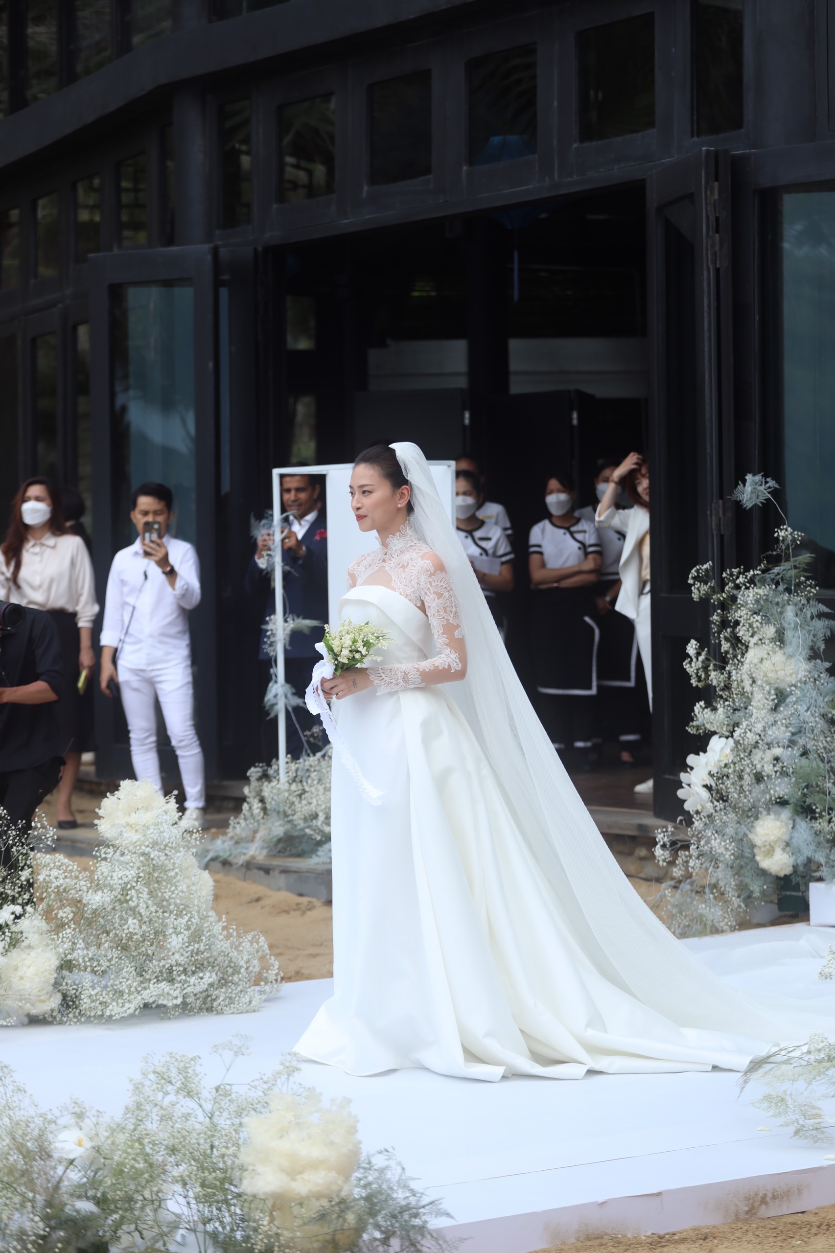 Cận cảnh váy cưới của Ngô Thanh Vân: Chiếc đầu yêu kiều mà sang chảnh, chiếc 2 lộng lẫy như công chúa giá gần 600 triệu - Ảnh 3.