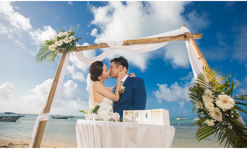 Ngoài Ngô Thanh Vân, nhiều người nổi tiếng cũng tổ chức đám cưới trên bãi biển nhưng làm sao để vừa đẹp vừa lãng mạn tột độ &quot;như sao&quot; thì cũng chẳng hề dễ dàng! - Ảnh 3.