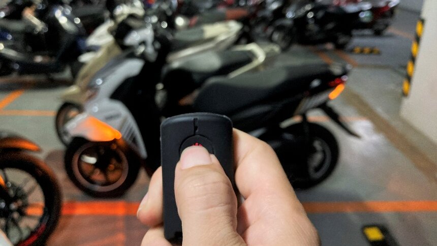 Quên tắt núm chìa khóa smartkey: Hậu quả và các cách để bạn có thể mở khóa dễ dàng, ai cũng thực hiện được - Ảnh 1.