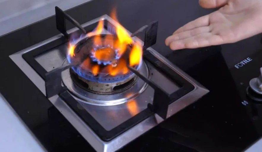Tips to save you 1 cent: What to do if the flame of the gas stove turns red?  - Photo 2.