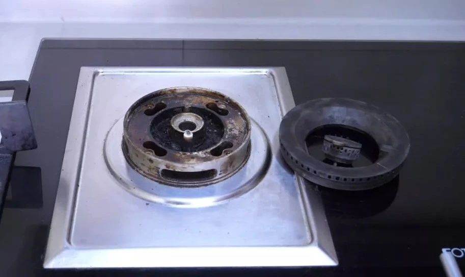 Tips to save you 1 cent: What to do if the flame of the gas stove turns red?  - Photo 3.