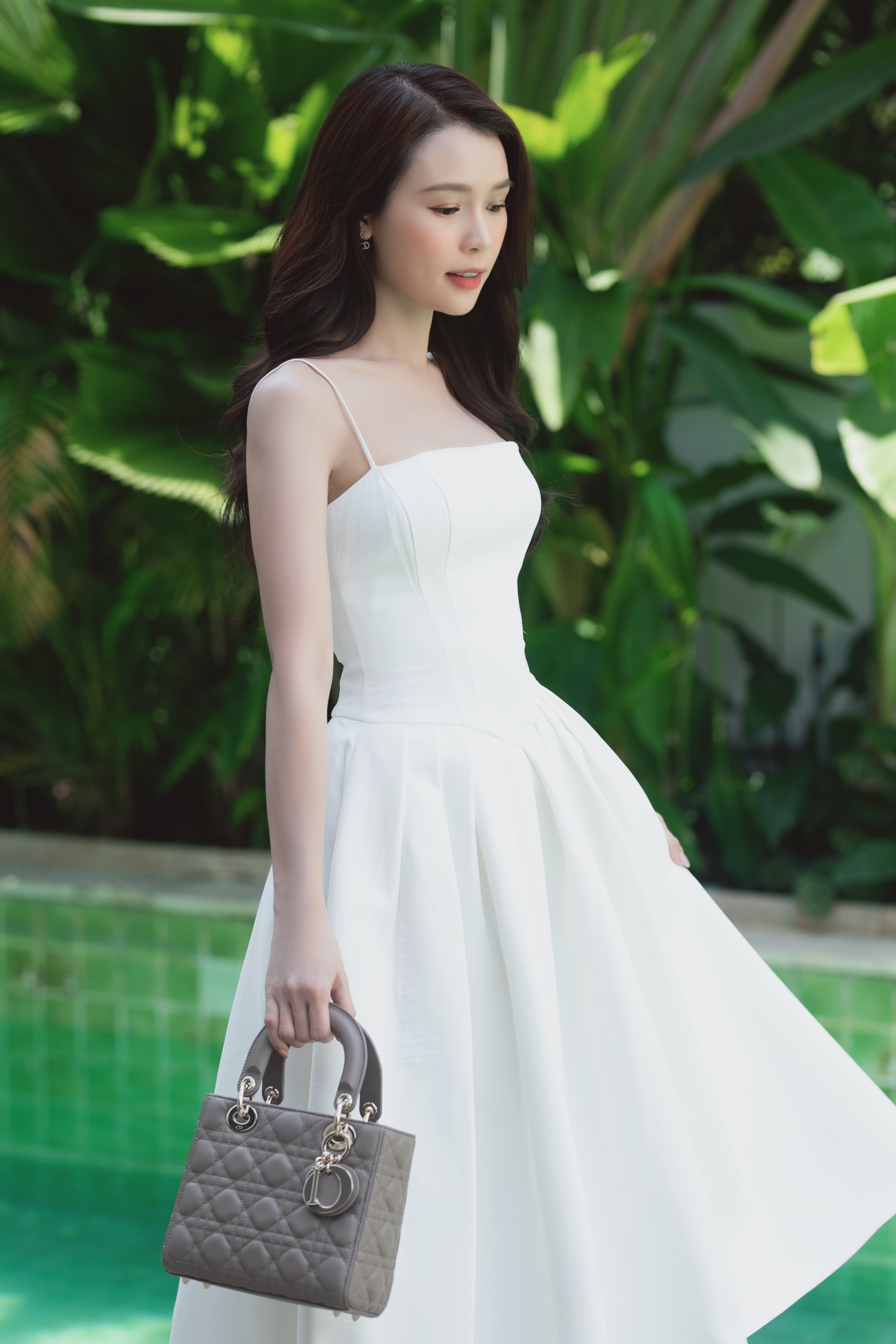 Diện váy trắng tinh khôi Hoa hậu Đỗ Thị Hà được khen đẹp mong manh tựa nàng  thơ