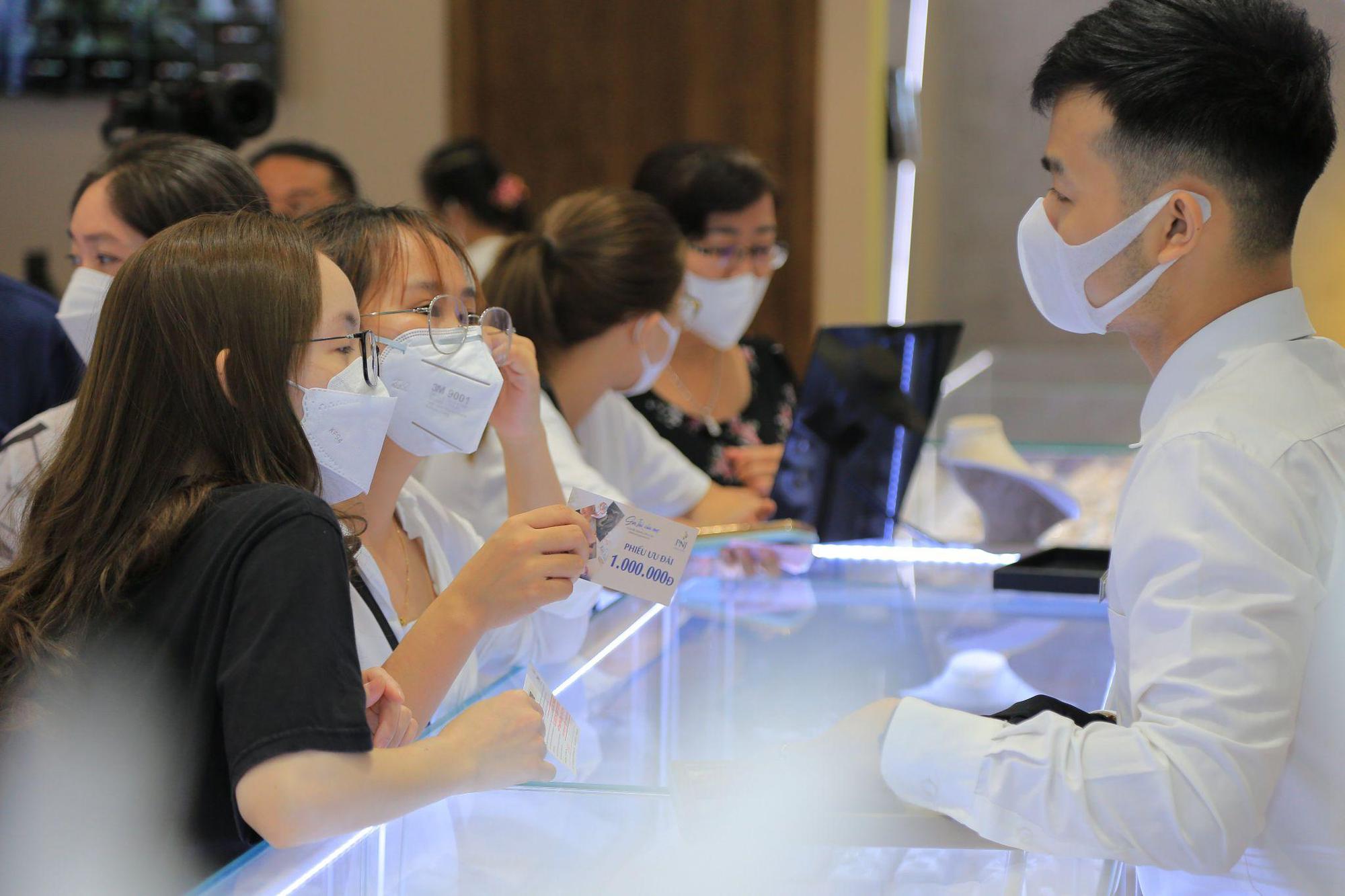 M&oacute;n qu&agrave; qu&yacute; gi&aacute; nhất m&agrave; mẹ d&agrave;nh cho con - Ảnh 1.