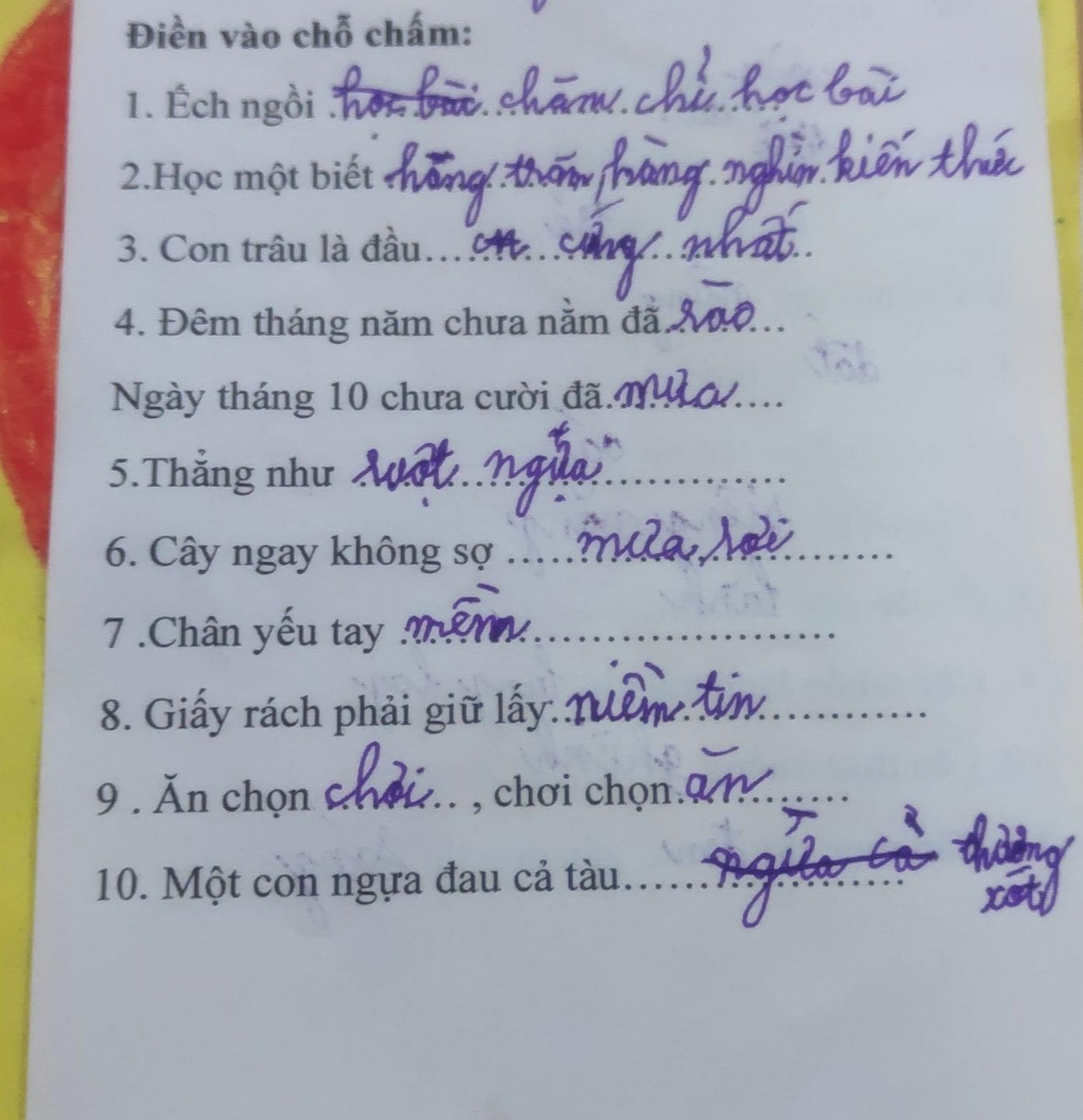 Học sinh tiểu học làm bài tập Tiếng Việt, câu đầu tiên mà bố mẹ 