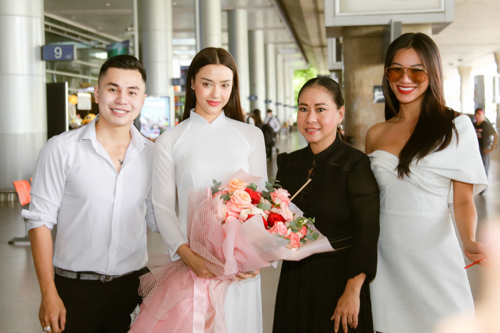 Kim Duyên đón Hoa hậu Hoàn vũ Thái Lan 2020 Amanda Obdam lần đầu đến Việt Nam - Ảnh 12. Kim Duyên đón Hoa hậu Hoàn vũ Thái Lan 2020 Amanda Obdam lần đầu đến Việt Nam - Ảnh 12.