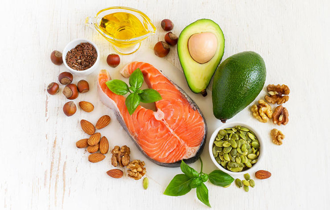 Mẹ c&oacute; biết chất b&eacute;o gi&uacute;p hấp thụ Vitamin A, D, E cho trẻ - Ảnh 1.