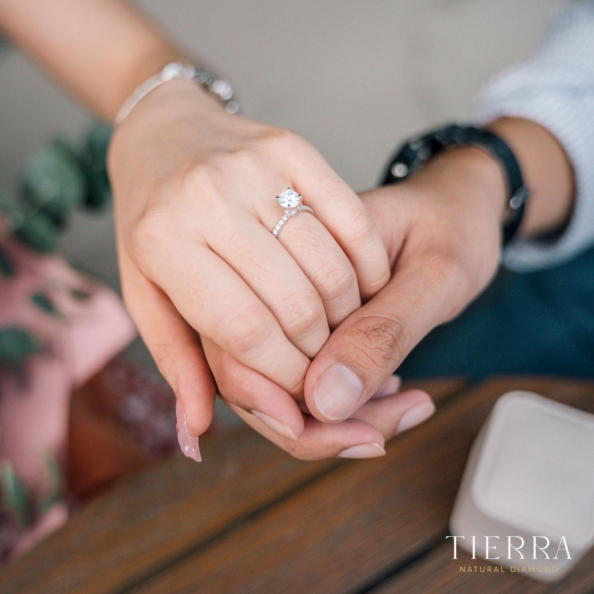 Con trai, con gái đeo nhẫn cưới tay nào là đúng truyền thống?