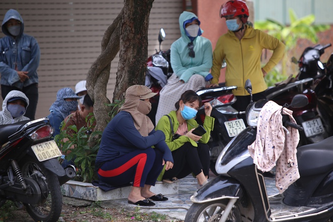 Chùm ảnh cảm động: Phụ huynh nghỉ làm đưa con đi thi, thấp thỏm ngóng trông giữa trời oi bức - Ảnh 1.