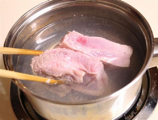 Vì không biết mà bỏ 3 loại gia vị này vào nên món thịt lợn luộc kém ngon, còn bị hôi tanh, khô - Ảnh 1.