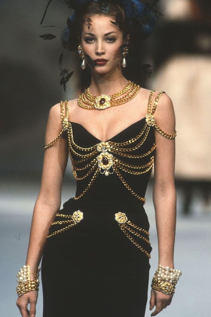 Lạ lùng chiếc váy Chanel: Bất đắc dĩ trở thành văn mẫu ở nhiều nơi, 5 lần 7 lượt bị học hỏi vô tội vạ - Ảnh 1.