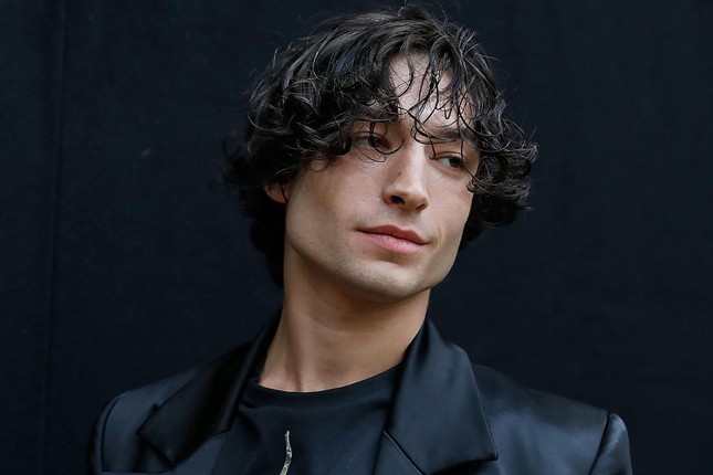 Sau 2 lần bị bắt, &quot;The Flash&quot; Ezra Miller lại tiếp tục vướng vào rắc rối pháp lý nghiêm trọng - Ảnh 1.