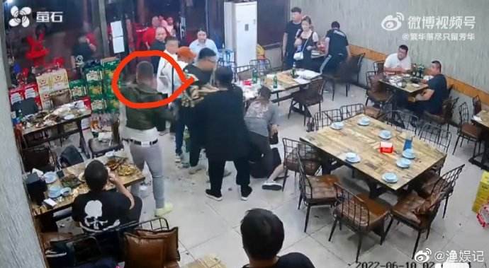 Trung Quốc: Bị quấy rối, 2 cô gái phản ứng và... bất tỉnh dưới đòn hội đồng - Ảnh 1.