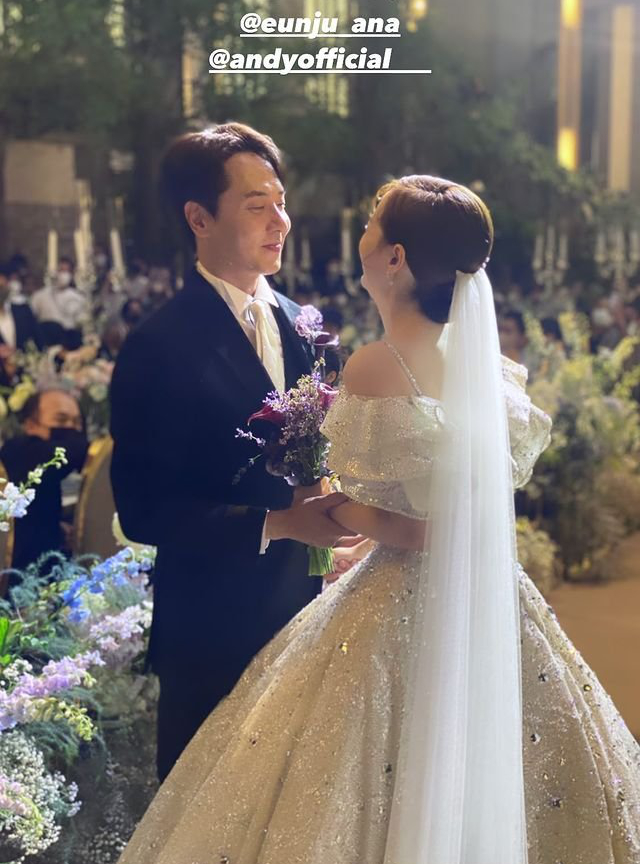 Đám cưới hot nhất Hàn Quốc hôm qua: Nam idol huyền thoại hôn cô dâu xinh như mộng, Shinhwa nhảy tưng bừng chúc mừng - Ảnh 4.
