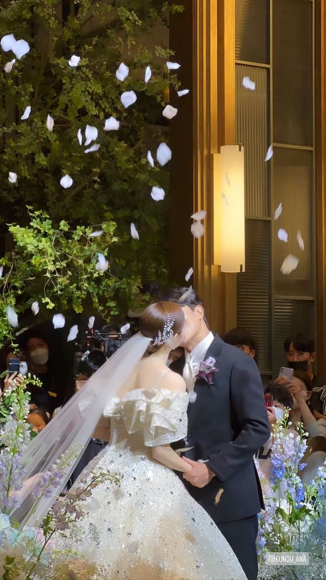 Đám cưới hot nhất Hàn Quốc hôm qua: Nam idol huyền thoại hôn cô dâu xinh như mộng, Shinhwa nhảy tưng bừng chúc mừng - Ảnh 5.
