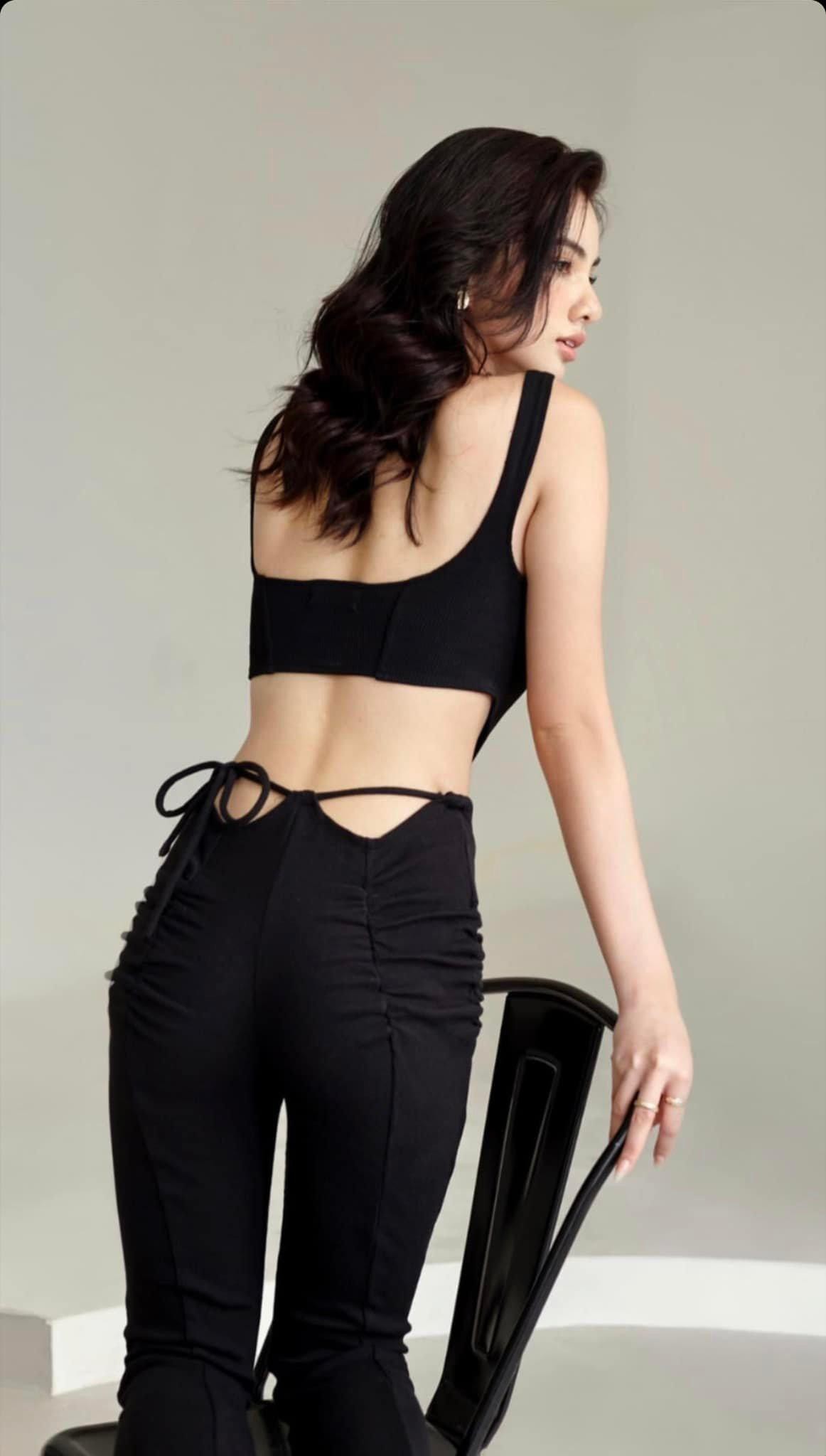 Cẩm Đan mặc jumpsuit khoét eo nóng bỏng, Kiều Loan khoe trọn lưng ong nuột nà trước biển - Ảnh 2.