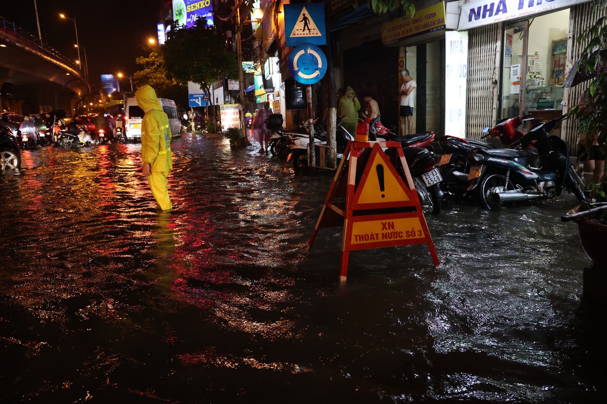 Hà Nội: Mưa lớn chưa đầy 1 giờ, nhiều tuyến phố ngập sâu ngang thân người - Ảnh 12.