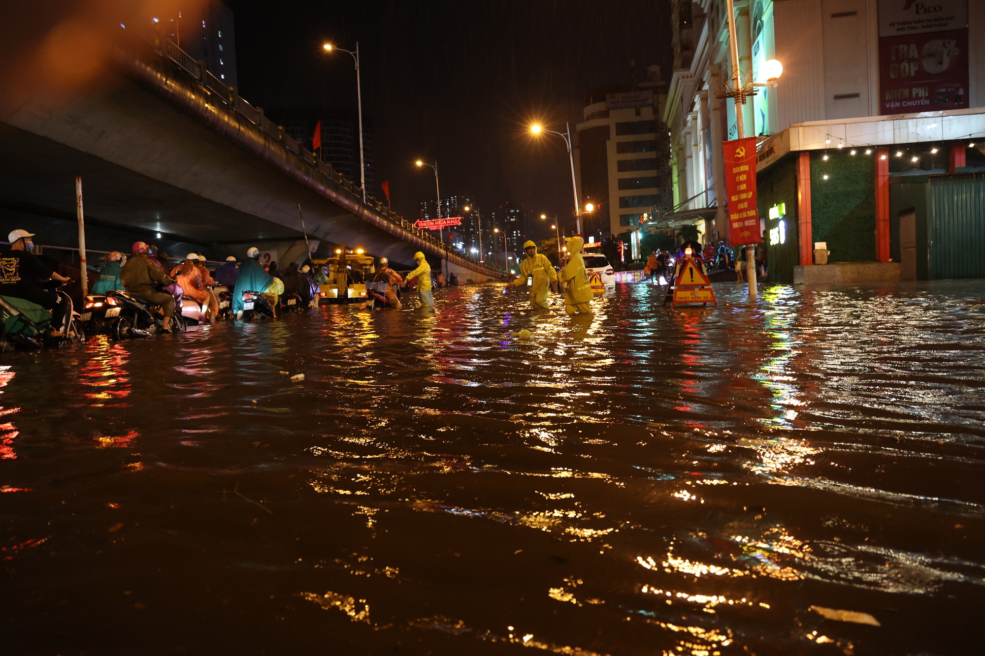 Hà Nội: Mưa lớn chưa đầy 1 giờ, nhiều tuyến phố ngập sâu ngang thân người - Ảnh 14.