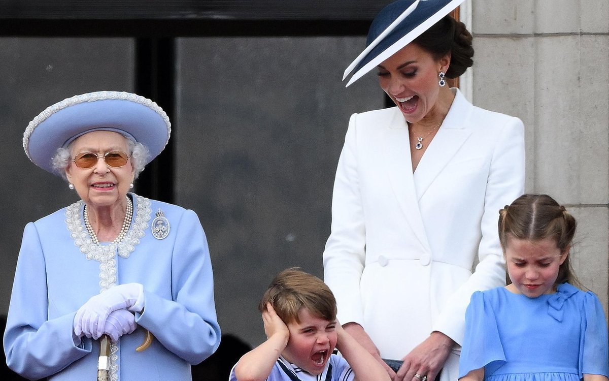 Nữ hoàng Anh đạt kỷ lục mới, vợ chồng Công nương Kate thực hiện chiến lược táo bạo