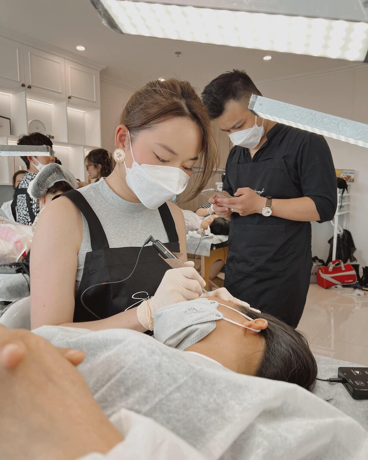 Bước ngoặt từ chuyên gia thiết kế đồ hoạ đến Master phun xăm thẩm mỹ Nguyễn Vân Anh - Ảnh 1. Bước ngoặt từ chuyên gia thiết kế đồ hoạ đến Master phun xăm thẩm mỹ Nguyễn Vân Anh - Ảnh 1.