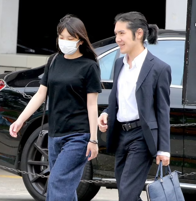 Vợ chồng cựu Công chúa Nhật Bản chưa thể quay trở về quê hương trong thời gian tới vì lý do gây thương cảm - Ảnh 3.