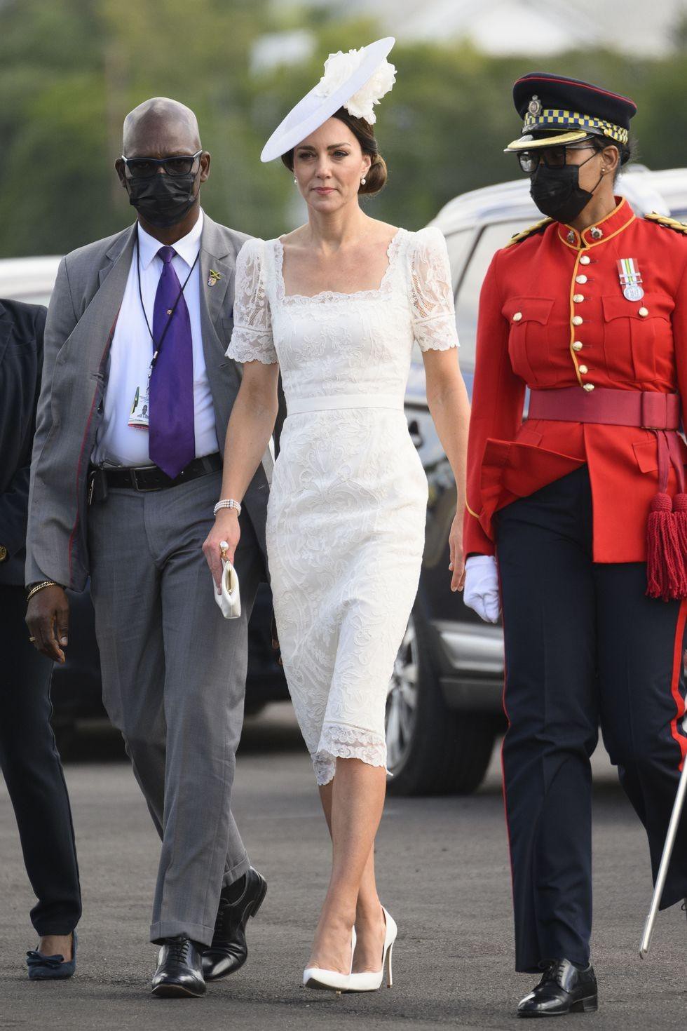 Ngắm những trang phục đẹp thanh lịch của 'Biểu tượng thời trang Hoàng gia' - Công nương Kate - Ảnh 13.