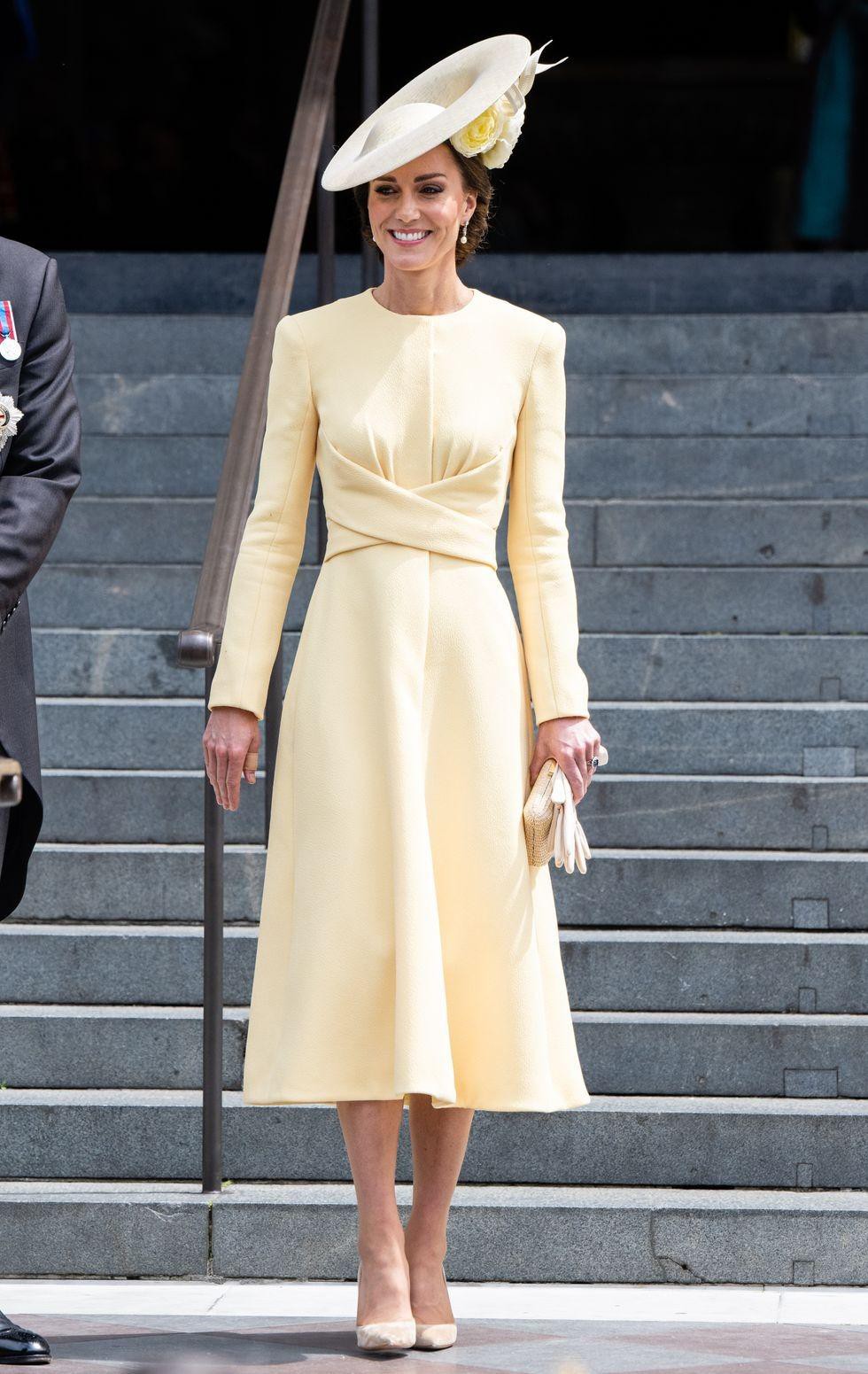 Ngắm những trang phục đẹp thanh lịch của 'Biểu tượng thời trang Hoàng gia' - Công nương Kate - Ảnh 4.
