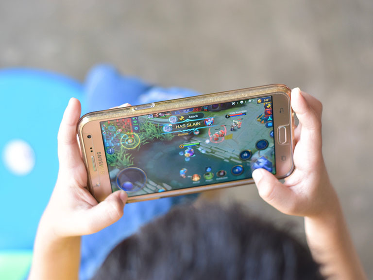 Con tự do lên mạng rồi thành “game thủ”, bố mẹ can thiệp thế nào? - Ảnh 1. Con tự do lên mạng rồi thành “game thủ”, bố mẹ can thiệp thế nào? - Ảnh 1.