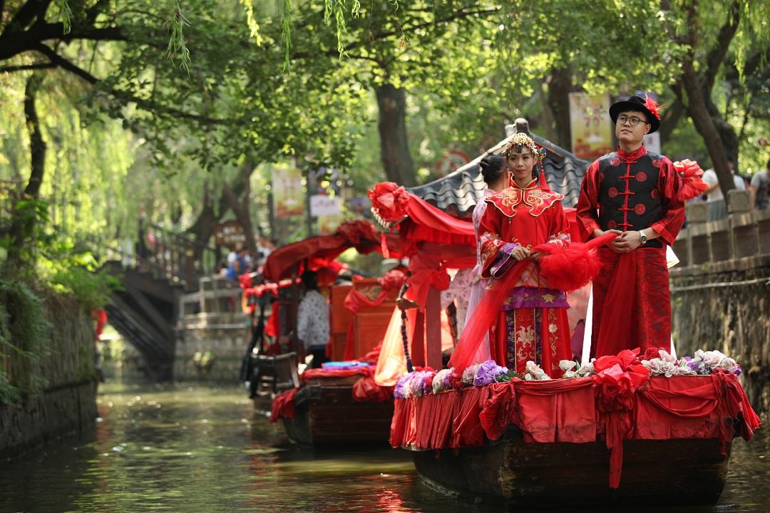 Cổ trấn 800 năm tuổi đẹp nhất nhì vùng sông nước Giang Nam với phong tục &quot;đám cưới nước&quot; lộng lẫy, dệt hoa mộng cho muôn vàn cô dâu - Ảnh 10.
