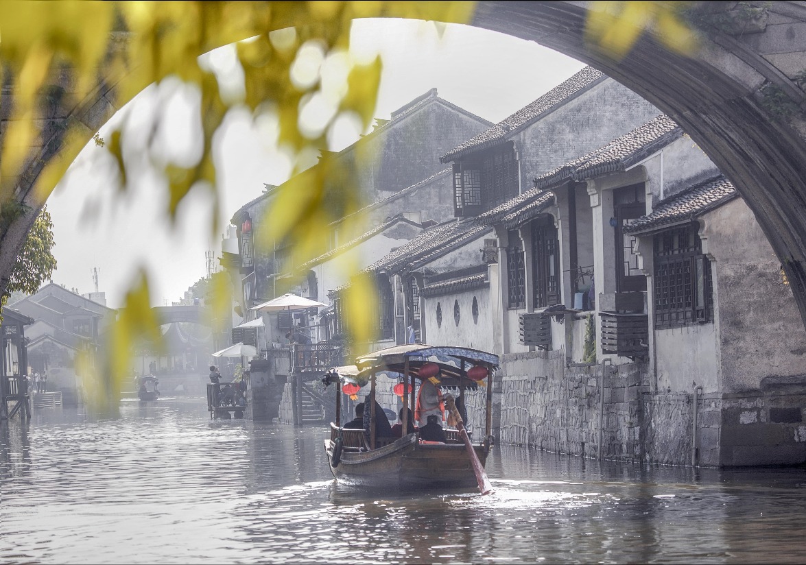 Cổ trấn 800 năm tuổi với phong tục &quot;đám cưới nước&quot;