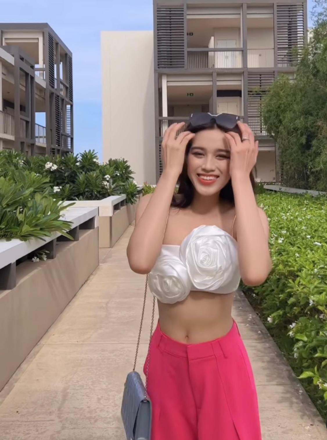 Hoa hậu Đỗ Thị Hà mặc áo ngực lạ mắt khoe nhan sắc ngày càng xinh đẹp và nóng bỏng - Ảnh 1.
