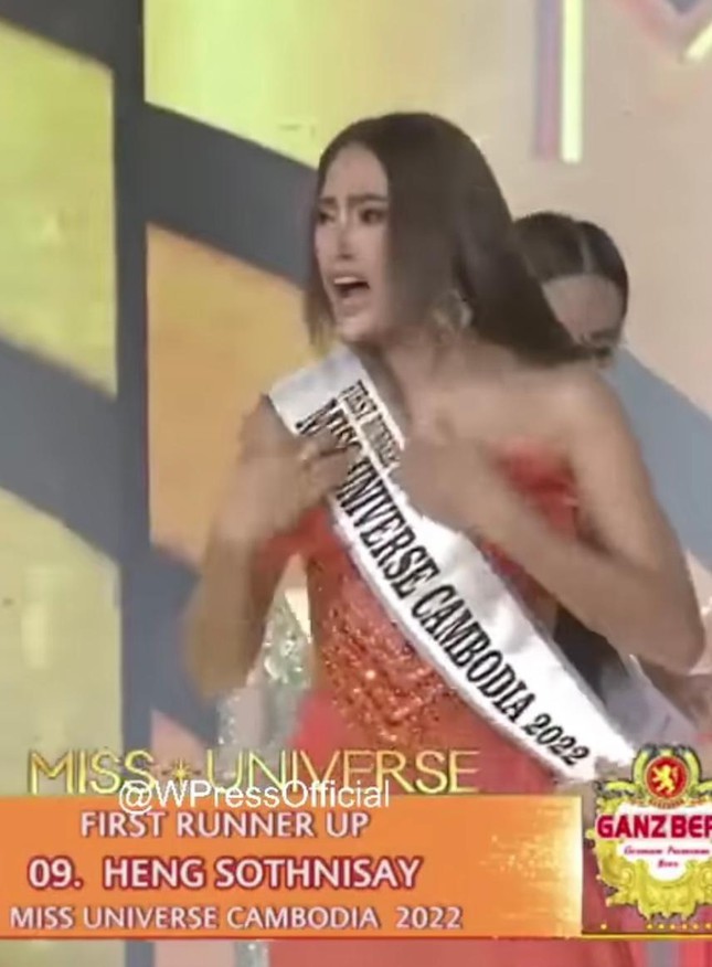 Khoảnh khắc Á hậu 1 hốt hoảng vì tưởng nhầm mình giành giải Hoa hậu Hoàn vũ Campuchia gây sốt - Ảnh 4.