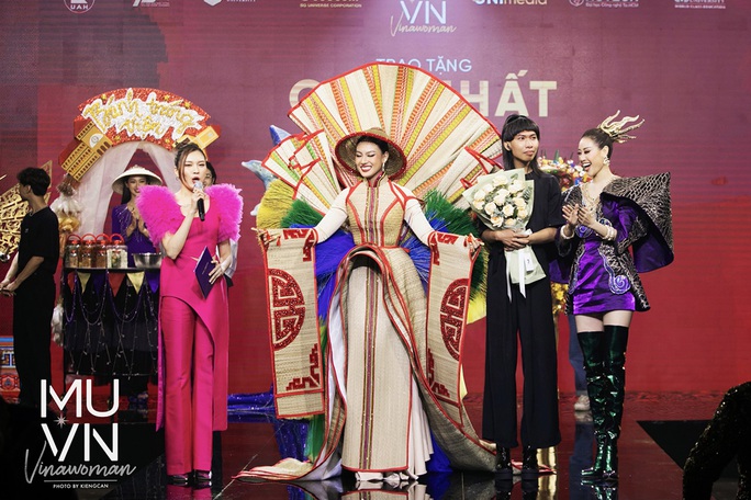 Trang phục dân tộc Việt độc lạ tại các cuộc thi sắc đẹp thế giới  - Ảnh 3.