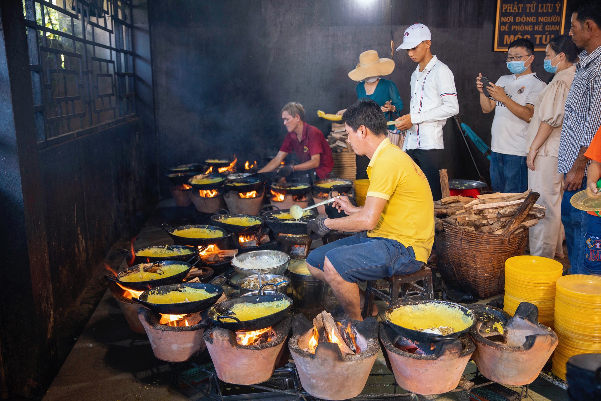 Tận hưởng hương vị của bánh xèo chay miễn phí tại nhà hàng chay. Đặt bàn ngay hôm nay để trải nghiệm món ăn ngon và giá cả hợp lý đến bất ngờ.