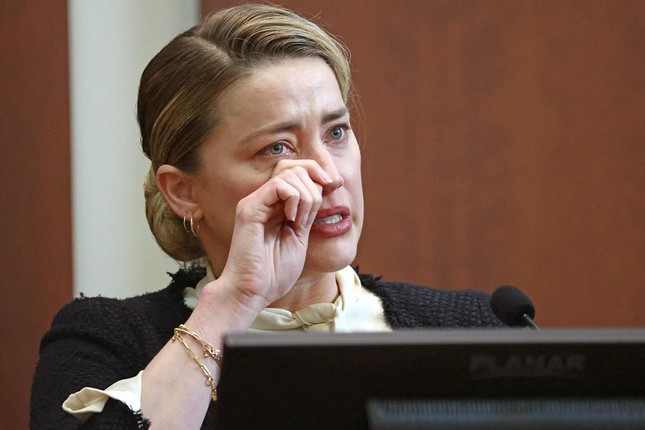 Thành viên bồi thẩm đoàn ngủ gật, cho rằng Amber Heard rơi "nước mắt cá sấu" - Ảnh 1. Thành viên bồi thẩm đoàn ngủ gật, cho rằng Amber Heard rơi nước mắt cá sấu - Ảnh 2.
