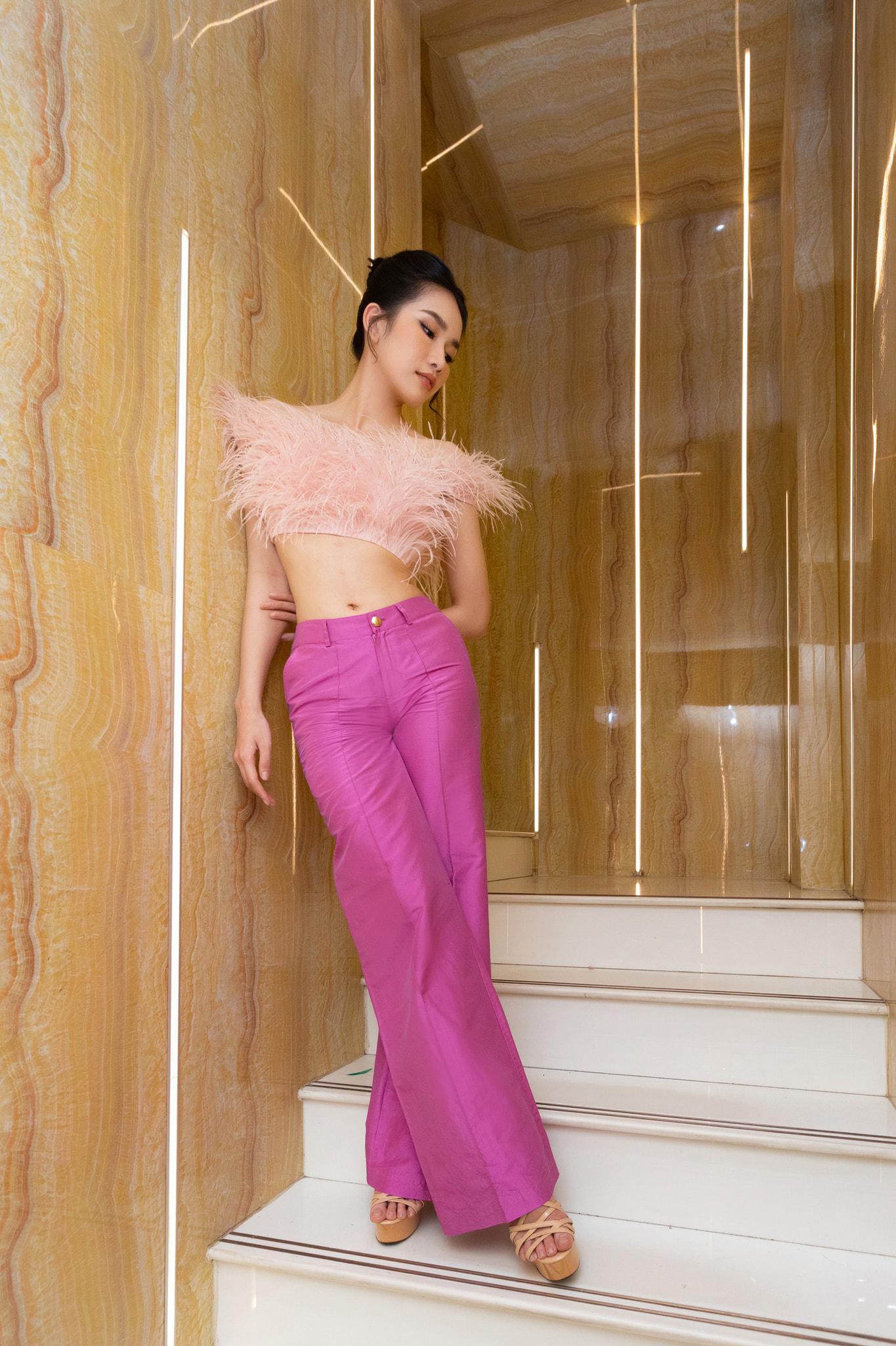 'Đụng' áo crop-top lông vũ lạ mắt: Thùy Tiên phối đồ thanh lịch, Á hậu Phương Anh gợi cảm bất ngờ - Ảnh 5.