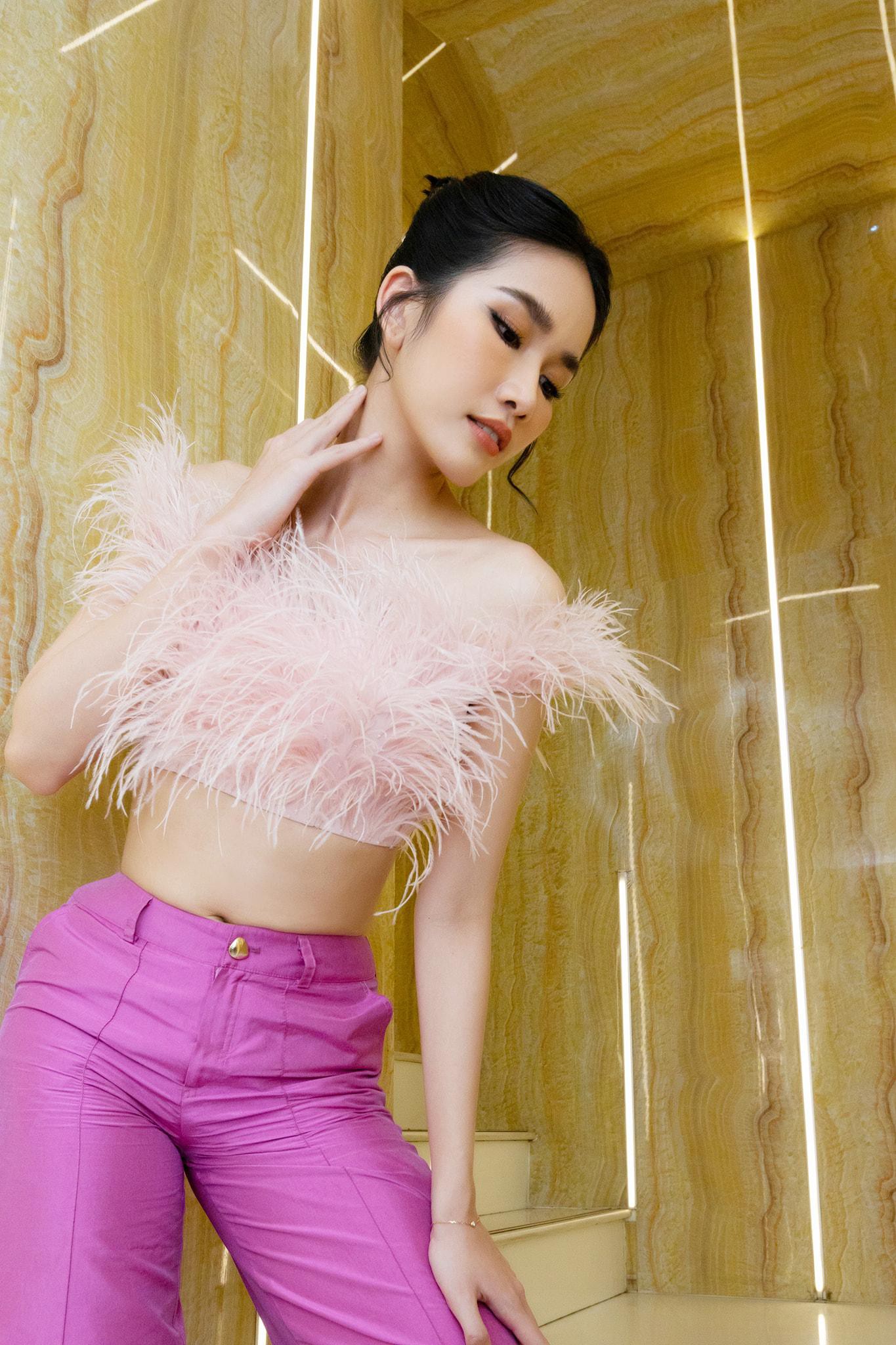 'Đụng' áo crop-top lông vũ lạ mắt: Thùy Tiên phối đồ thanh lịch, Á hậu Phương Anh gợi cảm bất ngờ - Ảnh 2.