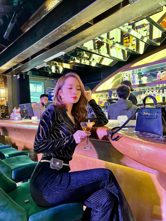 Thời trang bó sát gợi cảm của Quỳnh Nga trong phim mới - Ảnh 1. Thời trang bó sát gợi cảm của Quỳnh Nga trong phim mới - Ảnh 1.