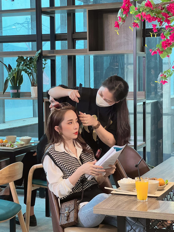 Thời trang bó sát gợi cảm của Quỳnh Nga trong phim mới - Ảnh 18. Thời trang bó sát gợi cảm của Quỳnh Nga trong phim mới - Ảnh 18.