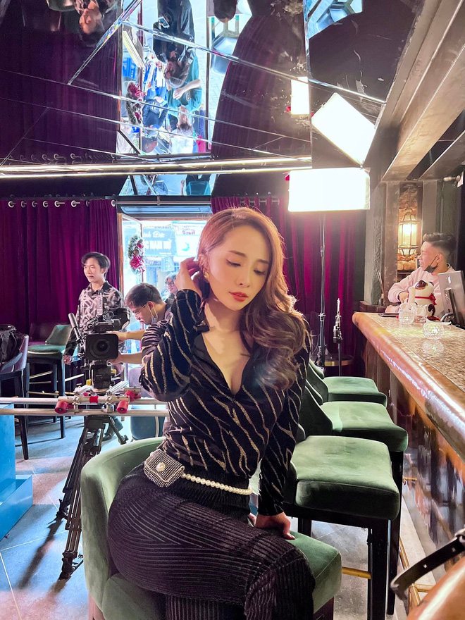 Thời trang bó sát gợi cảm của Quỳnh Nga trong phim mới - Ảnh 3. Thời trang bó sát gợi cảm của Quỳnh Nga trong phim mới - Ảnh 3.