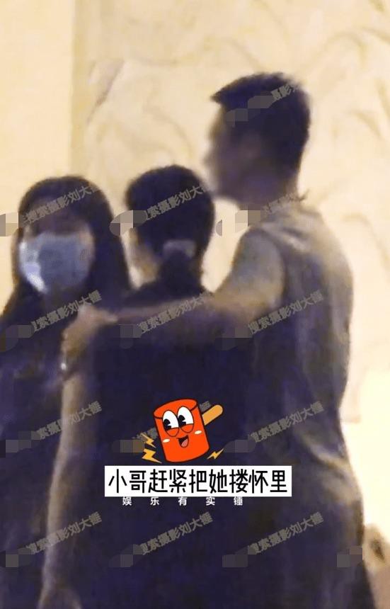 Lộ ảnh Phạm Băng Băng dẫn trai lạ đến tiệc gia đình, còn ôm hôn tình cảm - Ảnh 4.