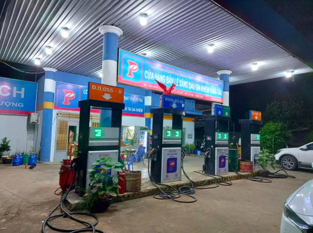 Phong tỏa, khám xét địa điểm nghi sản xuất hàng triệu lít xăng dầu giả - Ảnh 1. Phong tỏa, khám xét địa điểm nghi sản xuất hàng triệu lít xăng dầu giả - Ảnh 1.